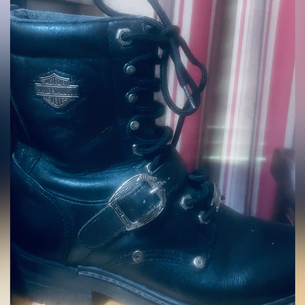 black harley davidson boots men size 8 fit a women size 10 .